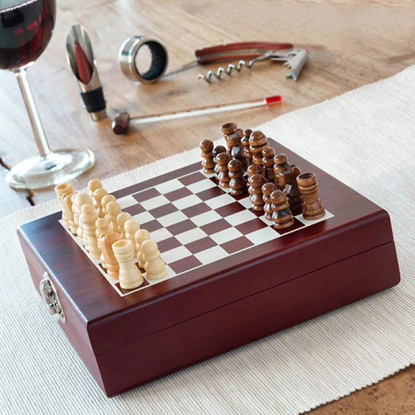 Coffret d?accessoires à vin avec échiquier