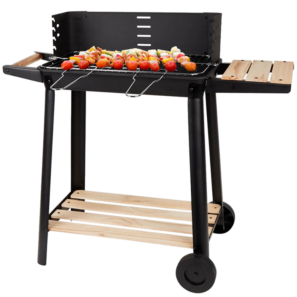Grand barbecue de jardin au charbon de bois