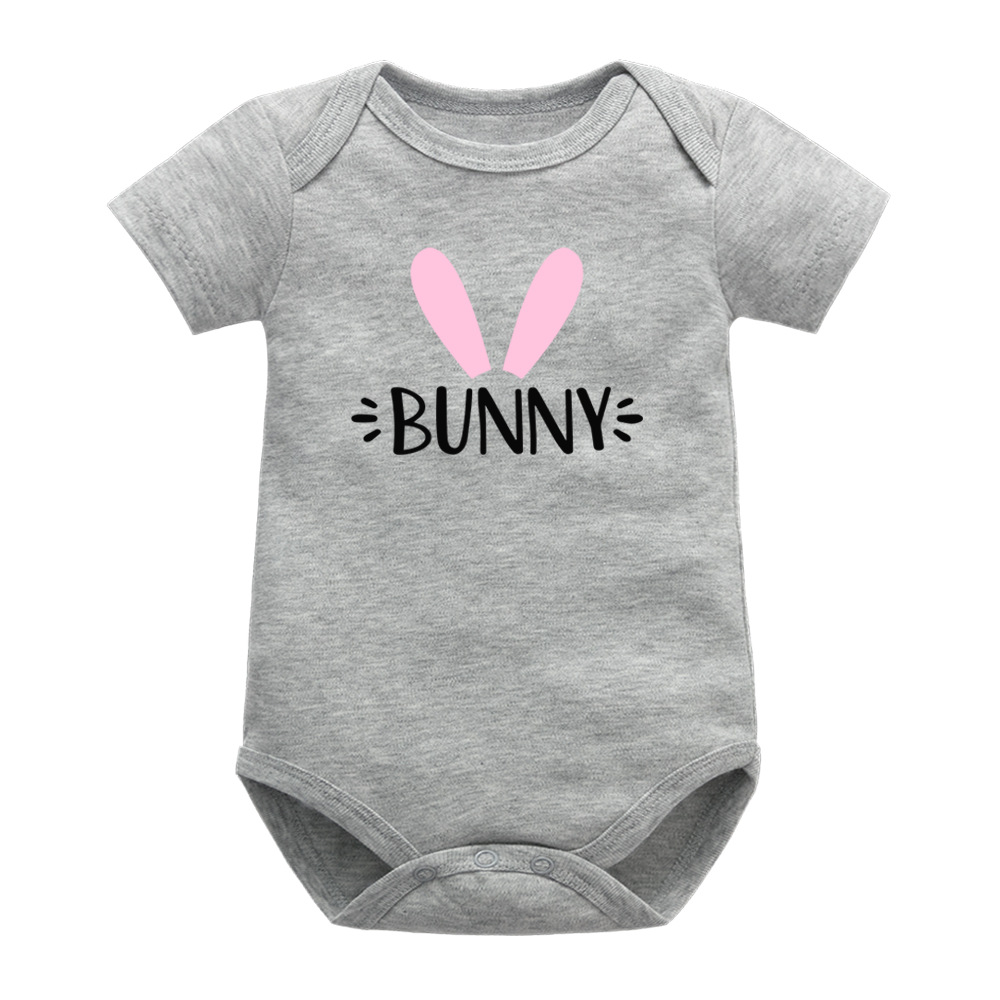 Short-sleeved cotton bodysuit with messages.