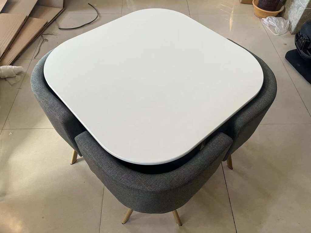 Table carrée blanche et 4 chaises (2 cartons)